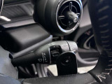 インテリアの基調である「丸型(円形)」のデザインが特徴です。現行モデルではすっきりした水平ラインに溶け込む形状へ進化していますが、伝統的な遊び心とモダンな上質感を両立させています。