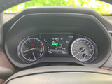 左右に配置されたメーターと中央の表示部で、運転に必要な情報をひと目で確認しやすい構成です。速度や燃料の目安などを把握しやすく、日々の運転を支えます。