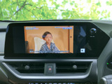 テレビ番組を画面に表示でき、停車中の待ち時間などに映像を視聴できます。画面上で番組内容を楽しめる装備を備えており、車内で過ごす時間の過ごし方に選択肢が広がります。