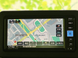 周辺の道路や施設が地図上に表示され、現在地周辺を確認しながら目的地へ向かえます。縮尺や表示を切り替えられるメニューもあり、行き先の確認に役立ちます。