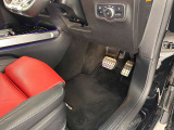 メモリー付きパワーシートが装備されている車両はシートの位置・ドアミラーの角度・ハンドルの位置を3名まで記憶出来ます。
