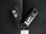 ◆スマートキー◆カギをバッグやポケットに入れたままでもドアロックの開閉ができる『スマートキー』付き!雨天や暗くなってもカギを取り出す必要がなくドアの開錠&エンジンも始動できます
