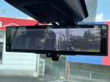 魔法のようなルームミラーです。ルームミラーの下のスイッチでミラーの角度を変えてみていただけますか? 先ほどまで映っていた後席の人の姿が消えて、クルマの後ろがよく見えますね。