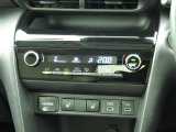 オートエアコンを装備しておりますので、四季を通じて車内を快適な温度に保つことが出来ます!高級感が有りますね!