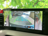 車両後方の映像にガイド線が表示され、駐車時の周囲確認をサポートします。画面上で進行方向の目安を見ながら、落ち着いて駐車操作を行えます。