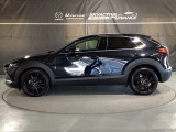 CX-30のスタイリングを特徴付けているのが、ボディ下部に取り回されたクラッディングパネルです。ボディ面を薄く見せることと、SUVらしい力強さを表現しています♪
