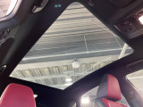 【パノラマルーフ】大型のガラスルーフ搭載で車内の解放感が一気にアップ!開放的なドライブをお楽しみいただけます。
