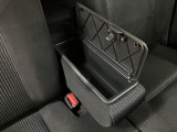 ベンチシート形状で足元も含め広々ゆったり座っていただけます。運転席側に装備してますセンターコンソールボックスを利用頂くとセパレートしてリラックス、ベンチにして開放的に2タイプお好みに合わせ使えます。