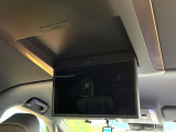 【13.2型フリップダウン】大画面モニターで後席でもエンタメをお楽しみいただけます。家族や友人とお出かけする機会が多い方に大人気です♪