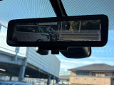スマートルームミラーで定員乗車時や大きな荷物があっても後方視界が確保できます。
