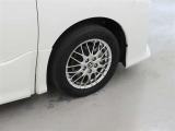 装着タイヤサイズは、205/55R16です。純正アルミホイールを装着しております。