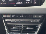 運転席、助手席を別々に温度調整できるオートエアコン。