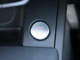 スタート/ストップボタンを備えています。スマートキーを携帯したまま始動できます。