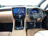 運転席周りのレイアウトをご覧ください。ナビゲーションが綺麗に装着されすっきり収まってますね!