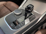 シフトレバーとBMWお馴染みのiDriveコントローラー。直観的な操作が可能です。