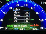 【ブラインドスポットモニター】後側方から接近する車両を検知。 衝突の危険があると判断した場合、ドアミラー表示や警報音でドライバーに注意を促します。