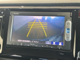 リバースギアに入れるだけで後方の表示へ切り替わります。夜間や雨の日の駐車も楽になりますよ。