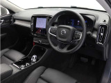 インストルメントパネルは僅かに運転席側へと傾けられているほか、余計なスイッチ類を可能な限り排し、運転に集中しやすい環境を造り出しています。