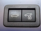 パワーバックドアを装備しています。バックドアを運転席からも開閉できます、便利ですよ。