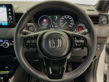 運転にかかわる様々な操作を安全に行えるように視点移動が少なく操作性に配慮されたスイッチ類が凝縮されたコクピットです。