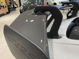 ウイング翼端板に誇らしげに刻まれた「GT4RS」ロゴ。細部の意匠に至るまでハイエンドモデルのこだわりが凝縮されています。
