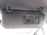 運転席側バニティミラー付きのサンバイザーです。ちょっと鏡を見たい時などに便利な装備です。