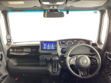 運転席は、大きな座面と包み込むような背もたれがドライバーの身体全体をしっかり支えます。上質なシート素材と座り心地のよいクッションを採用し、長時間の運転やコーナーの多い道も快適です