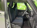 前席は身体を預けやすい形状で、運転席と助手席の間にもゆとりを感じられる室内です。窓から光が入り、開放感のある視界と落ち着いた座り心地でお迎えします。