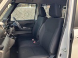 前席は視界が広く、運転席と助手席の間にも余裕を感じるレイアウトです。落ち着いた色合いのシートで、乗り降りの際も車内全体をすっきりと見渡せる空間です。