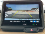 【リアカメラ】リバースに入れるだけで後方の映像が映ります。安全確認や、狭い駐車場での車庫入れ、雨の日や夜間など視界の悪い時に便利です。安全にバックする為には欠かせない装備です。