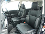 運転席はパワーシートです。スイッチ操作で前後や高さ、背もたれの角度調整ができて便利ですよ。
