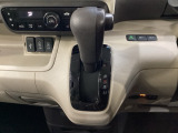 CVT車のセレクトレバーです。低速から高速まで、変速ショックのないスムーズな走りを実現するとともに、エンジン効率のよい領域を維持することで燃費にも貢献します。