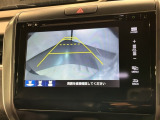 リバースギアに入れるだけで後方の表示へ切り替わります。夜間や雨の日の駐車も楽になりますよ。