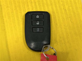 スマートキーはカバンやポケットから取り出すことなく、ドアのロックアンロックやエンジンの始動が出来ます!