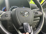 手元には複数のスイッチが備わり、運転姿勢を保ちながら各種機能を活用できます。握りやすい形状で、日々の運転を支える実用的な装備です。