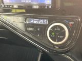 【オートエアコン】一度お好みの温度に設定すれば、車内の温度を検知し風量や温度を自動で調整。暑い&hellip;寒い&hellip;と何度もスイッチ操作をする必要はありません。快適な車内空間には必須の機能ですね♪
