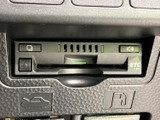 ETC車載器を備えており、対応する料金所を通過する際にご利用いただけます。音量ボタンやカード挿入口も本体にまとめられ、通勤や遠出など高速道路を使う機会のある方に便利です。