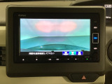 ギヤをR(バック)に入れるとナビの画面に後ろの映像が映るリアカメラ付です。後退時、コンディションが悪い視界でもカラーバックモニターがドライバーをサポートします。