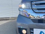 【HIDヘッドライト】非常に明るく前方を照らしてくれるので、悪天候や夜間の走行時も視界良好で安心してお乗りいただけます。