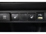 運転席と助手席には寒い日の肩や腰、冷えやすい下肢を温めてくれるシートヒーターが付いております!