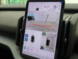 【360&deg;ビューカメラ】4台の高解像度カメラで360度の鳥瞰図を表示。隣の車や壁、死角にある障害物などを画面で確認できるため、狭いスペースでの駐車・出入りも安心です。