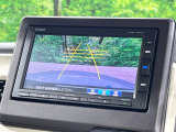【バックカメラ】駐車時に後方がリアルタイム映像で確認できます。大型商業施設や立体駐車場での駐車時や、夜間のバック時に大活躍!運転スキルに関わらず、今や必須となった装備のひとつです!