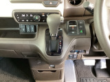 足元スッキリ、インパネシフトです。パーキングブレーキは電子制御パーキングブレーキタイプなので、運転席と助手席の間がスッキリしています。