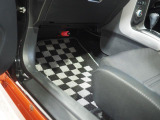 純正用品のカーペットマットが装備されています。運転席側は若干傷みがあります。