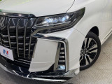 【シーケンシャルターンランプ付きLEDヘッドライト】人気の『流れるウィンカー』付きのLEDヘッドライトを装備♪高級感はもちろん、点灯時は存在感たっぷりで他車からも認識されやすく安心です。