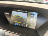 リバース連動のリアカメラを標準装備、ステアリング感応型ガイドラインが車庫入れを支援してくれます