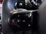 MINIの運転席操作部は、中央に構えるディスプレイが最大の特徴です。航空機を思わせるトグルスイッチなど、直感的で遊び心のあるメカニカルな操作感が、ゴーカートのような走りの高揚感を高めます。