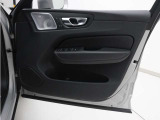運転席ドアの全景です。キャビンを彩るすべてのものに、機能を形にした美しさが備わっています。