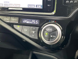 【オートエアコン】一度お好みの温度に設定すれば、車内の温度を検知し風量や温度を自動で調整。暑い&hellip;寒い&hellip;と何度もスイッチ操作をする必要はありません。快適な車内空間には必須の機能ですね♪