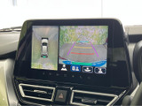 車両周囲の映像と俯瞰表示を画面で確認でき、駐車時に周囲の位置関係を把握するのに役立ちます。ガイド線も表示され、車庫入れや縦列駐車の際に便利です。